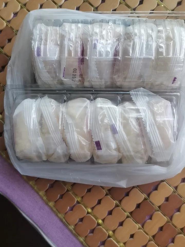 昨天晚上去后面的大超市买月饼！

给公婆的月饼还没买好，爸妈那边月饼买好了！在面