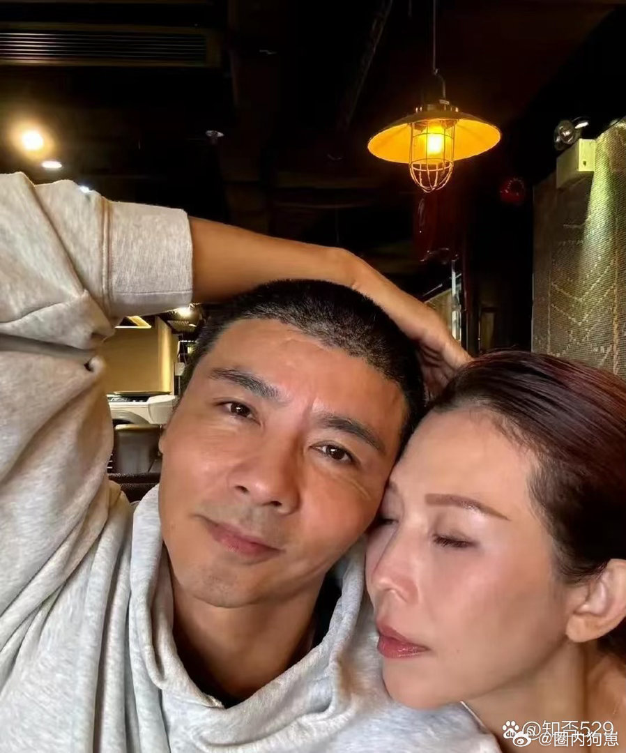 张晋蔡少芬也太真实了！无美颜无滤镜怼脸拍，坦然面对岁月痕迹，这份从容太圈粉 