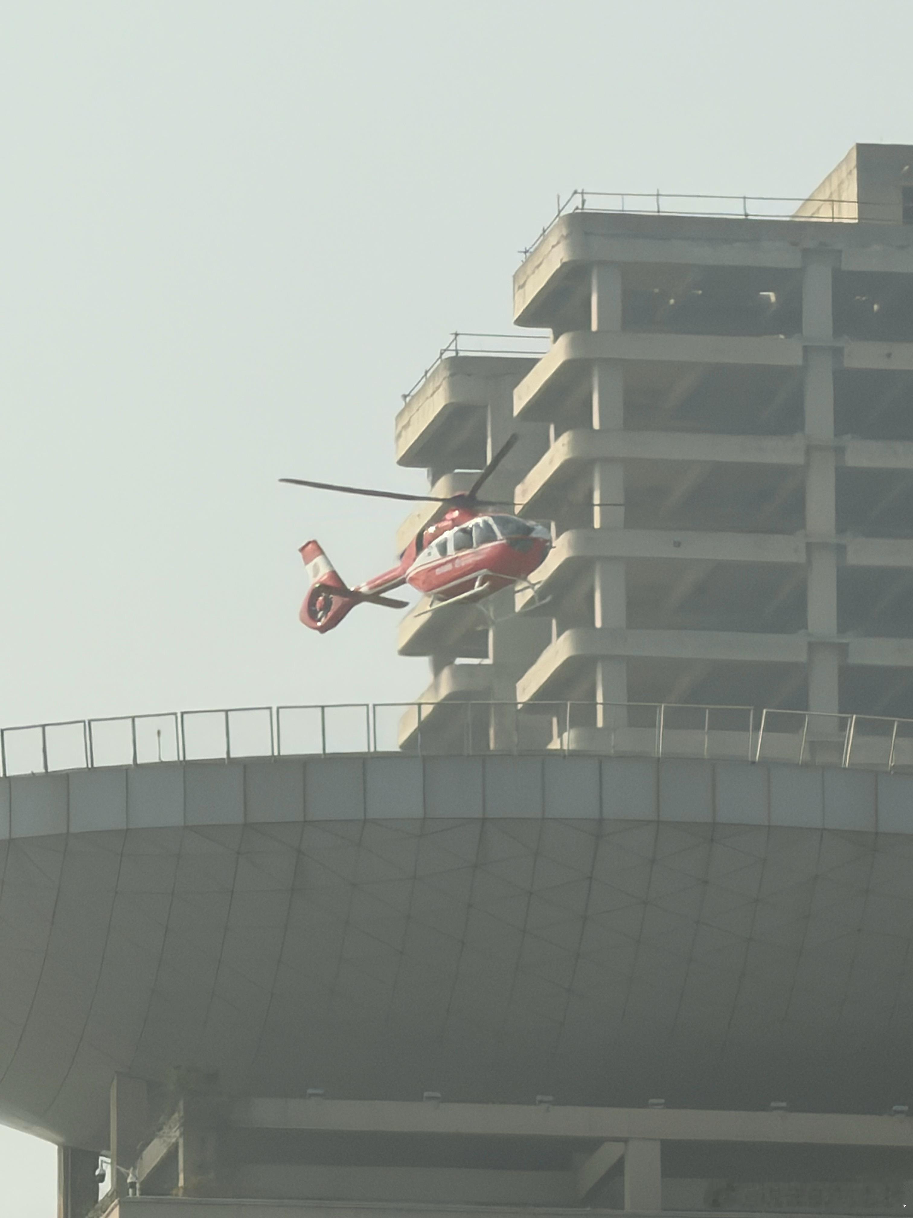 在武汉路过头一回见到医院用直升飞机急救！这阵仗也太少见了，属实有被震撼到！为武汉