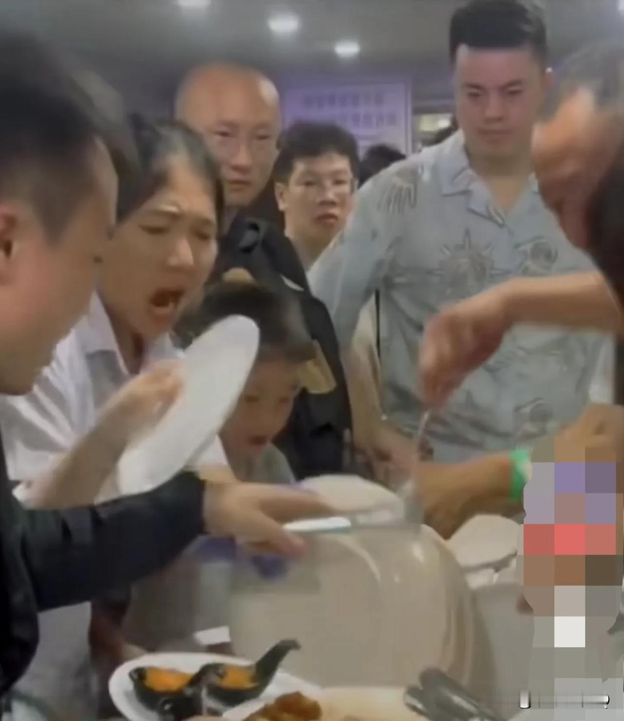 唉，看看这些陋习！感觉国人真不适合吃自助餐！太丢人了！经常在视频上看到这样的表演