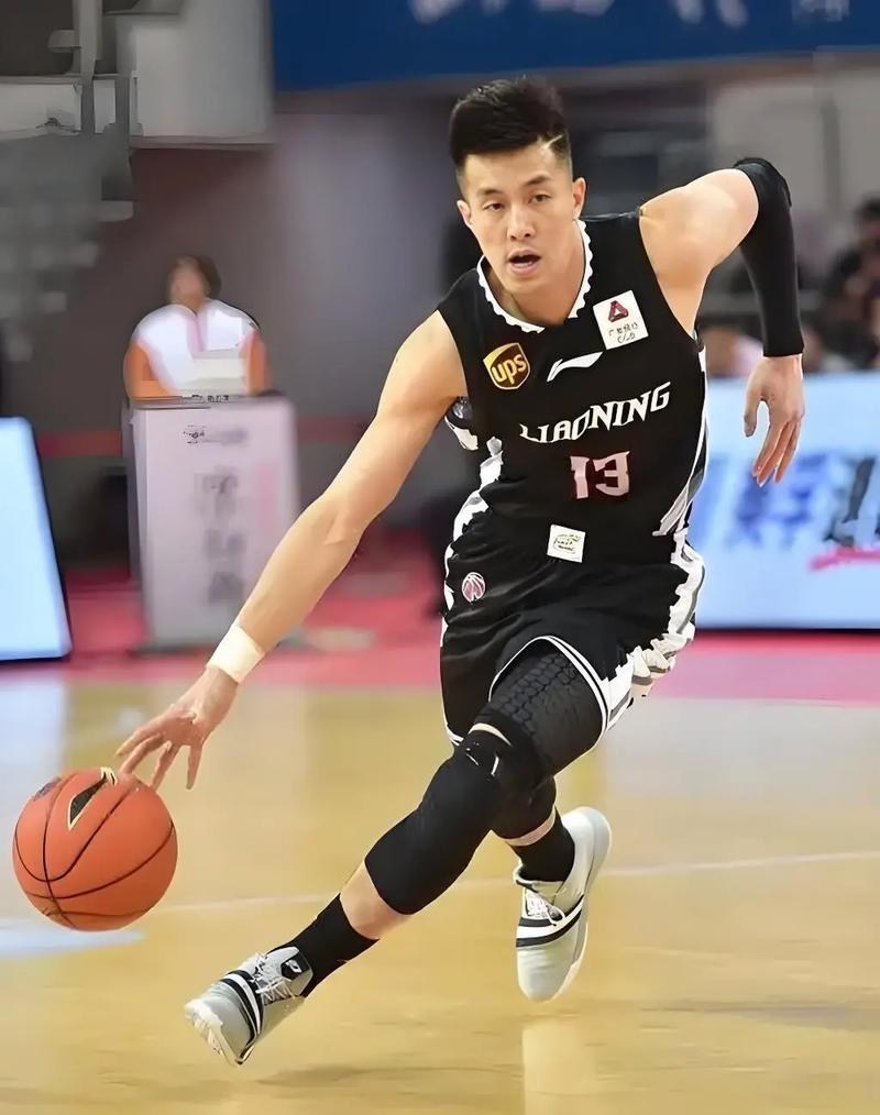 郭艾伦不打球了
郭艾伦上海签约新岗位
郭艾伦赴上海正式签约CBA官方转播平台解说