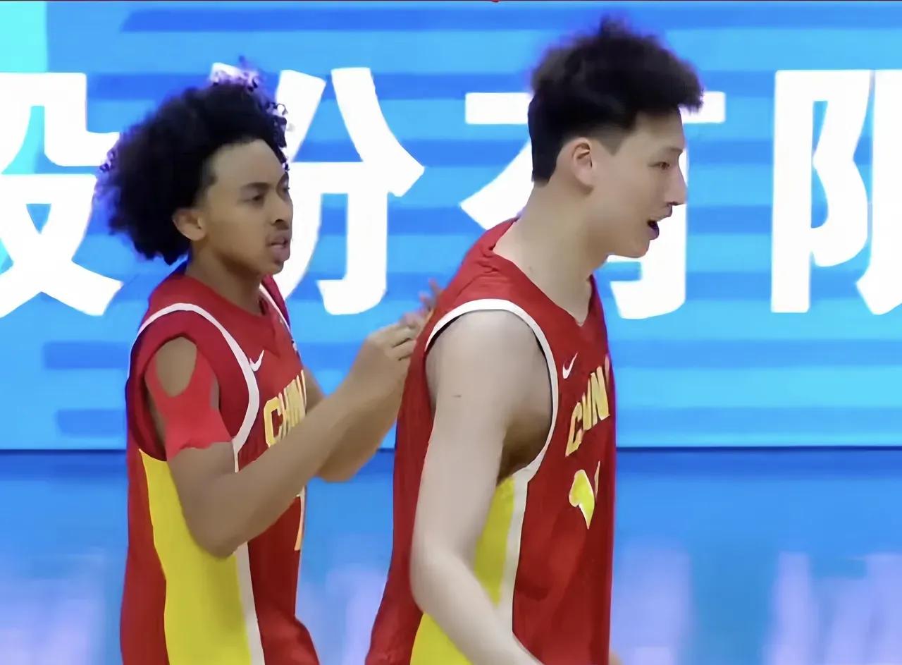 中国有19男篮战胜了美国队。这新闻可不为不暴裂，许多博主开始大肆的宣扬吹捧。
我