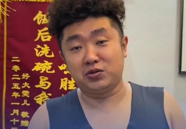 最近刷到一个嘴唇发紫的博主，他说自己常年嘴唇发紫，却一直以为是天生的、身体正常，