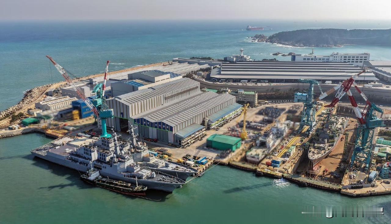 韩国版055大驱，3艘“正祖大王”级驱逐舰同框建造/舾装！

满排约1.2万吨，