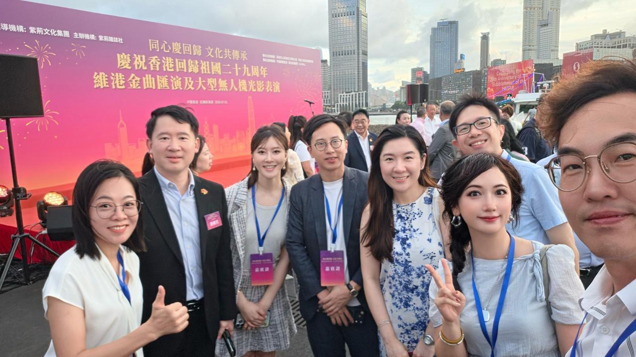 七一红磡新海滨无人机表演点亮维港

为庆祝香港回归祖国29周年，由紫荆文化集团主