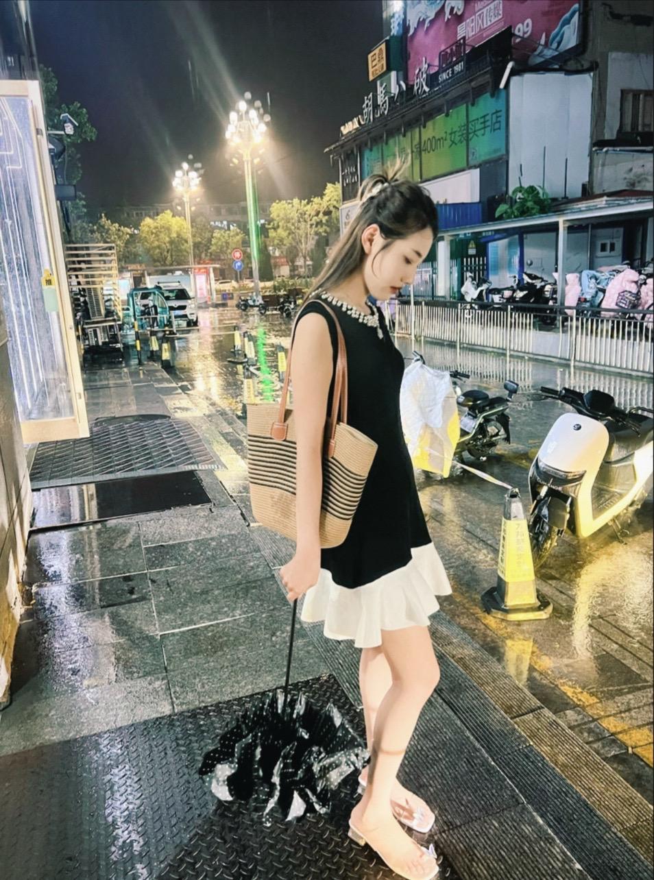 已经不是15岁了 而是25岁的人了 我的青春已经结束了 我那黄金一般又...