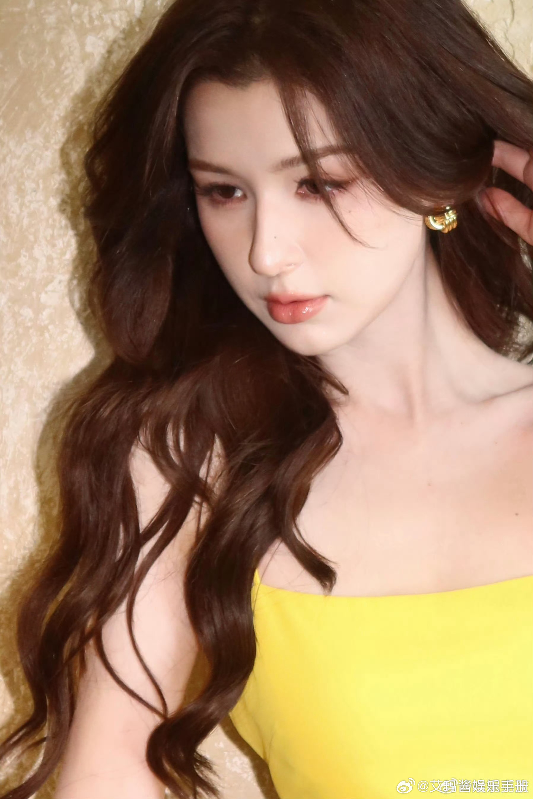 🍉孔雪儿粉丝疑因孔雪儿与同公司的哈妮克孜6年前的商务重合，冲了哈妮克孜和品牌方