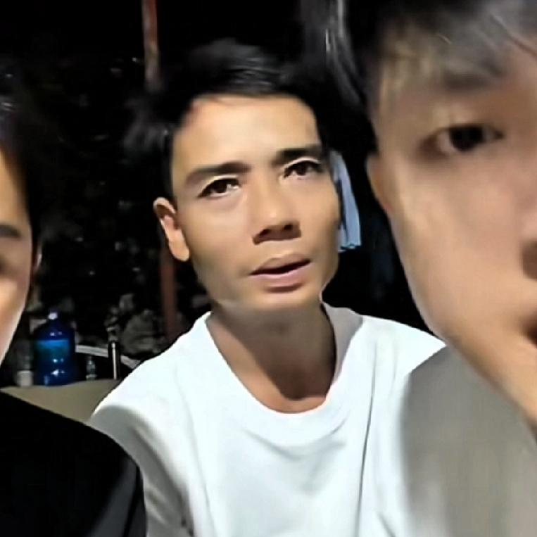 六叔来到小松工地以后，活干的非常好，小松一直夸赞六叔说六叔实在和秋秋的爸爸一样实