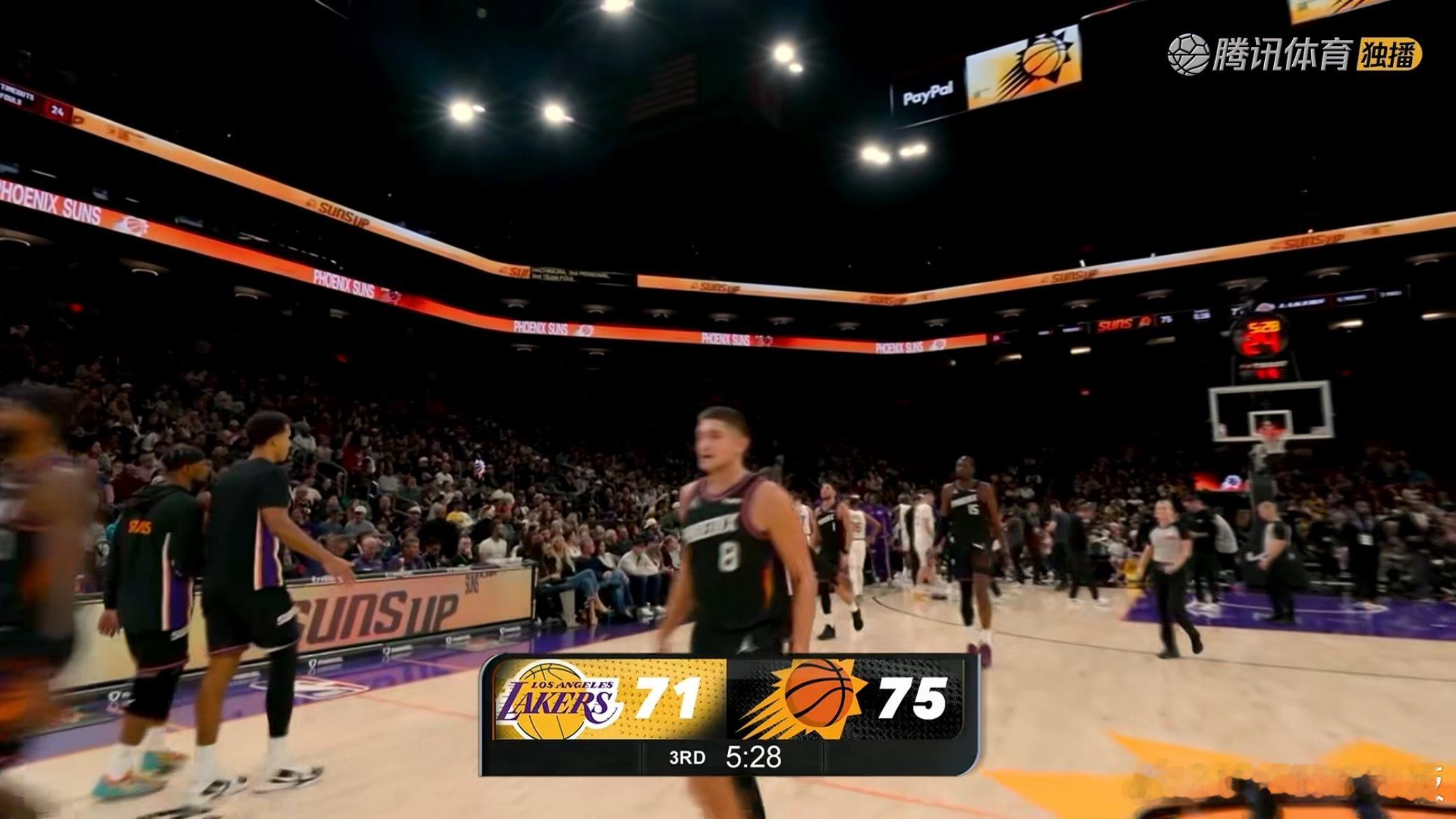 进攻停滞，湖人三分多钟仅艾顿补篮一个运动战进球 