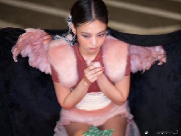Jennie IG惊喜更新，妮妮久违现身！镜头下的她依旧魅力四射，粉丝狂欢时刻开