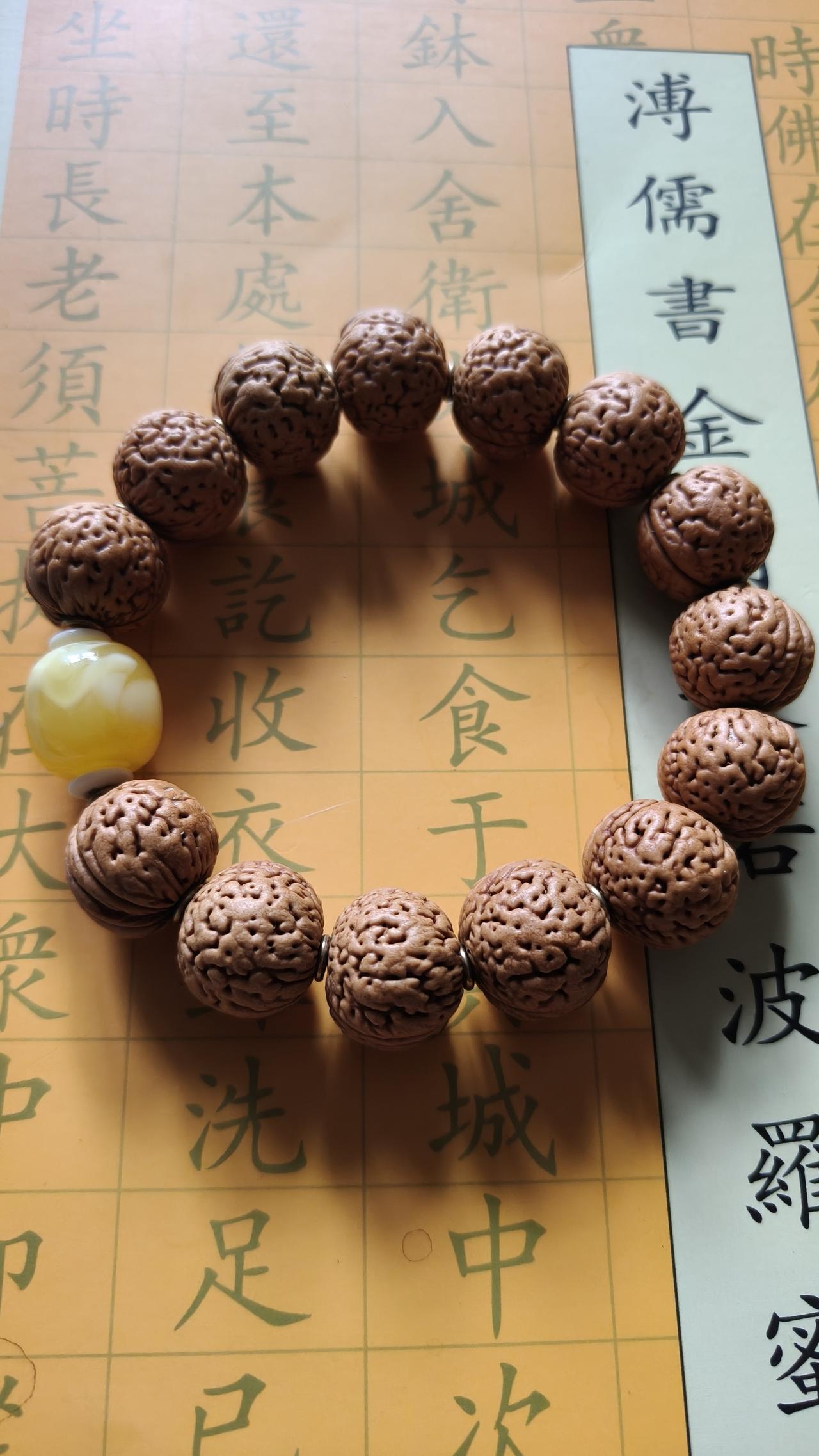 雨斋文玩整理
下雨了，整理一下山西带回来的，第一串，北岳恒山恒宗殿旁买的，把玩了