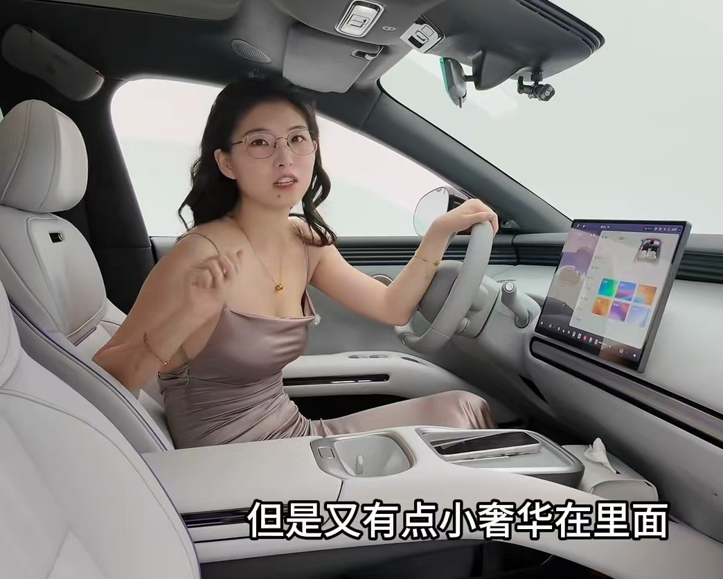 不是小服，也不是半服，是全服。有同行发给女同事学习以后，得到的答复是“如果喜欢看