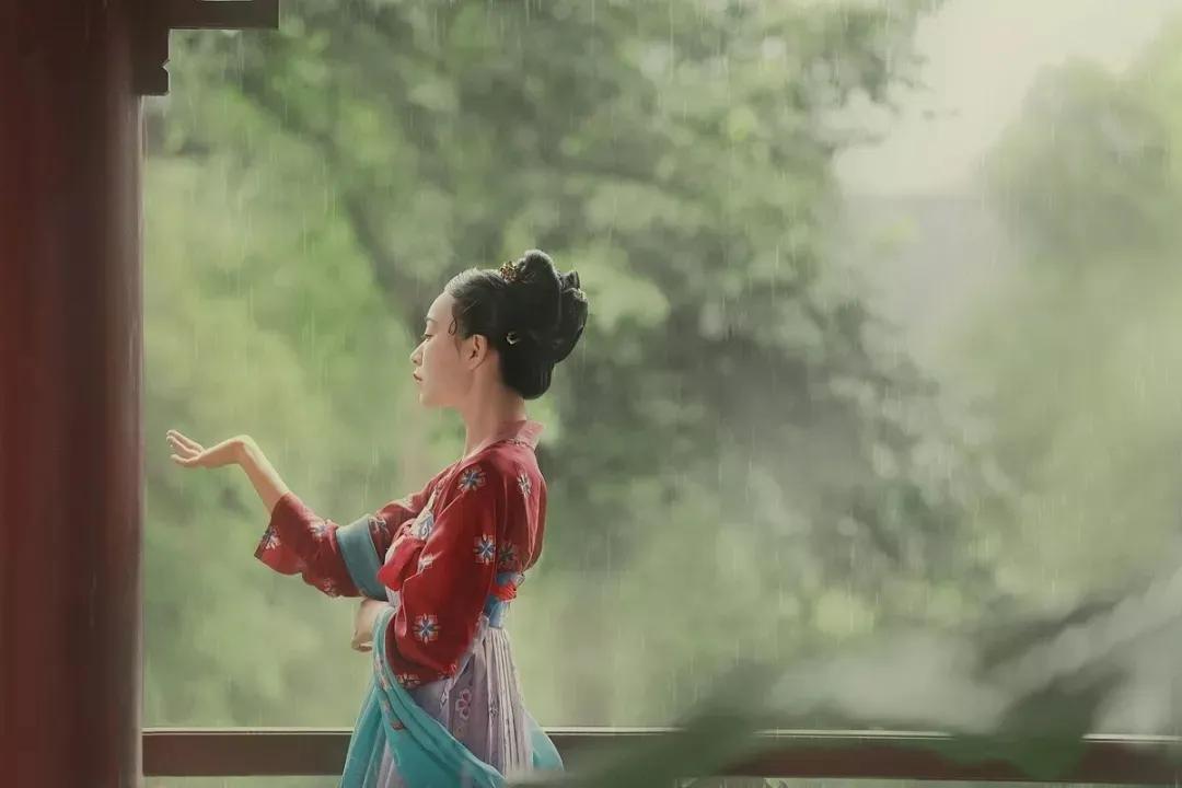 《秋风》
撩我衣襟袭我窗，几分爽气几分凉。
携来风雨弹秋韵，指点江山如画廊。
#