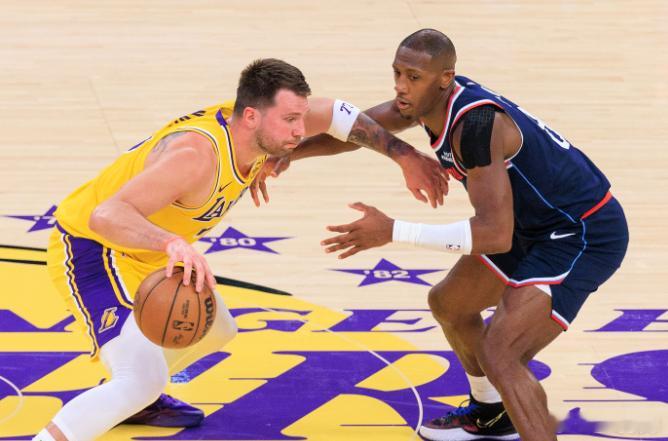 NBA今日公布了本赛季最佳防守阵容，具体如下：最佳防守阵容一阵：文班亚马、切特、