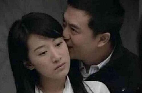 发现一个有意思的事情
只要是张嘉译演的电视剧
都与女演员有这个情节——“被年轻女