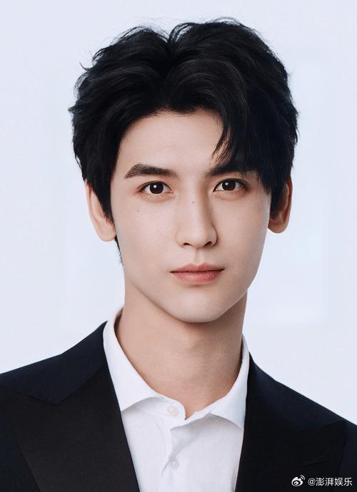 黄俊捷为角色剪短发 从路透到直播官宣，短发造型早为角色蓄力，褪去柔和更显英气，悬