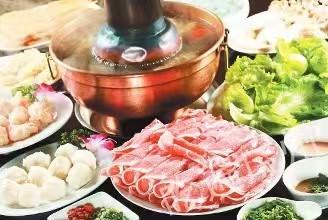 天一冷，最值得冬日打卡的地方，必须是家里的餐桌。爸妈支起小火锅，锅底咕嘟咕嘟冒着