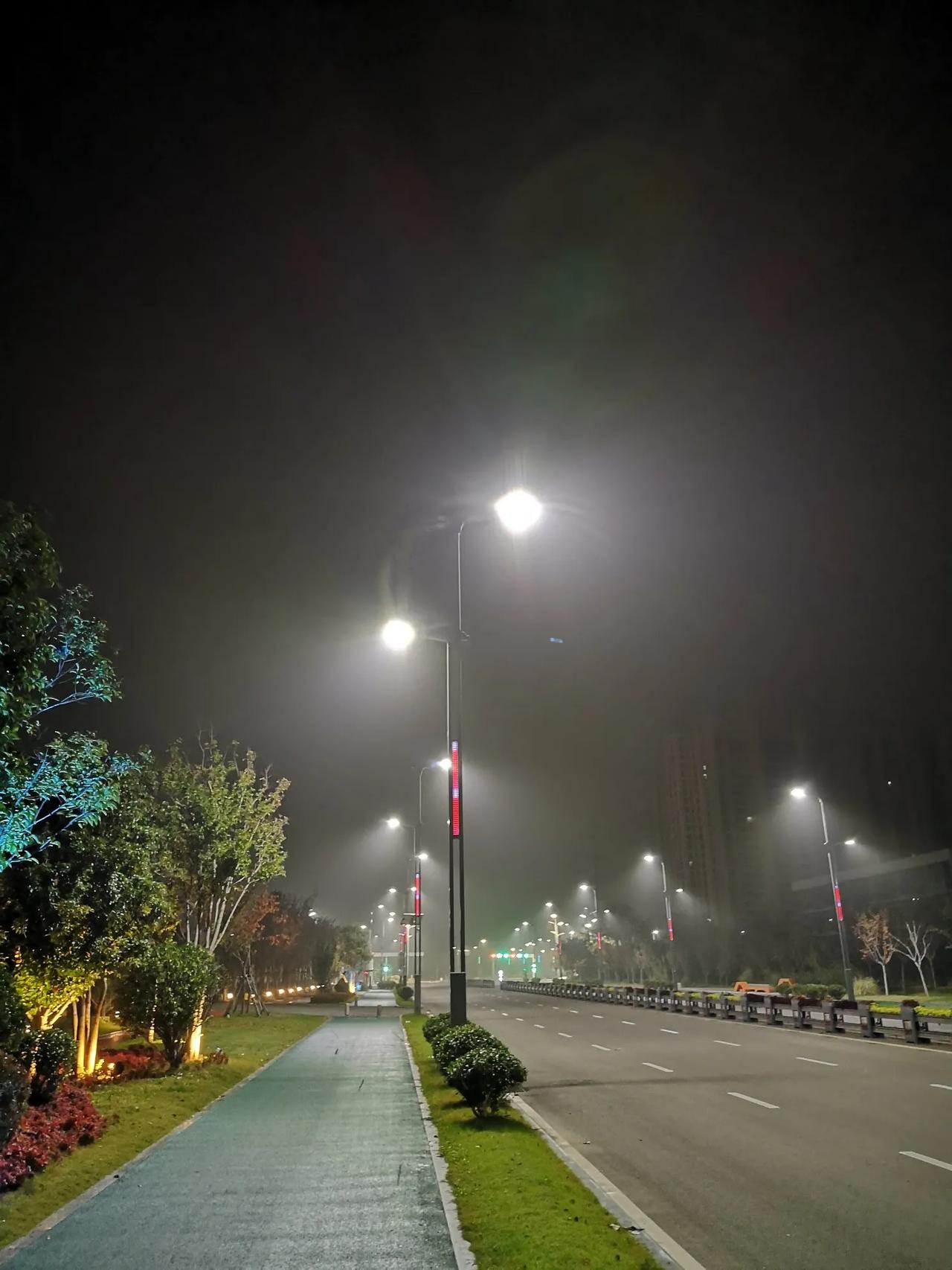 今天早上5：20开跑，天气阴，气温14度。昨夜没大休息好，看情况确定跑步距离吧～