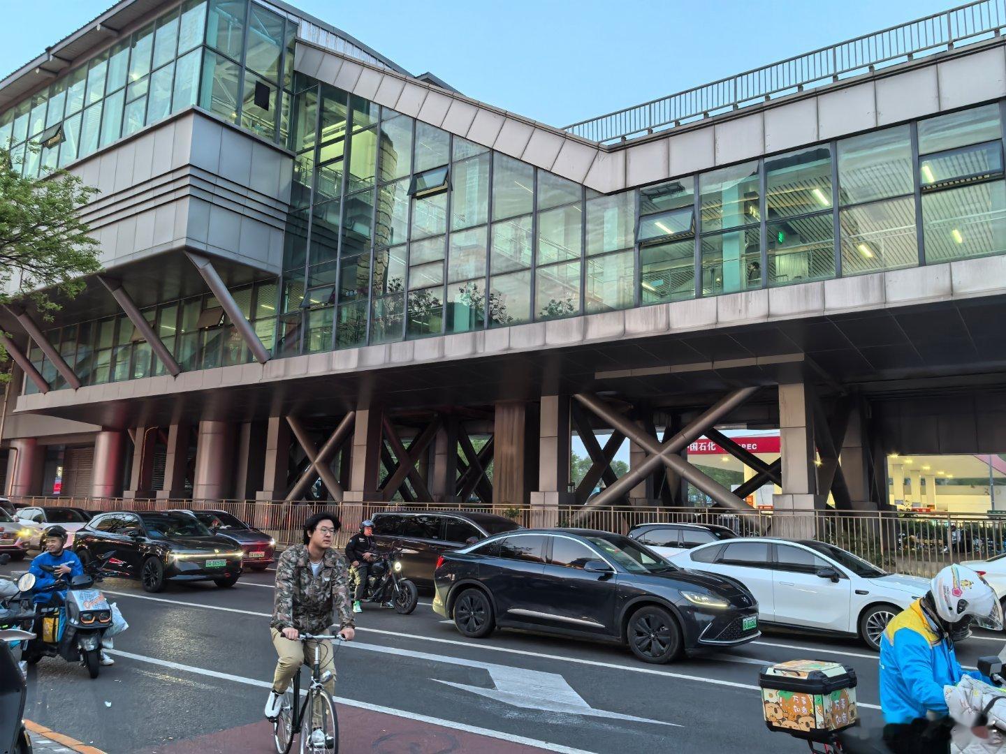 北京的路口，8辆车里有6辆是绿牌，看来蓝牌车确实难摇到，毕竟个人只有0.09%-