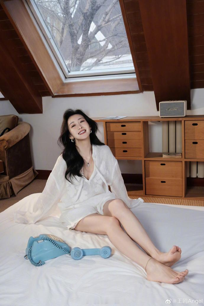 米白色家居服、秀白皙美腿性感吸睛——王鸥。每日明星美图分享