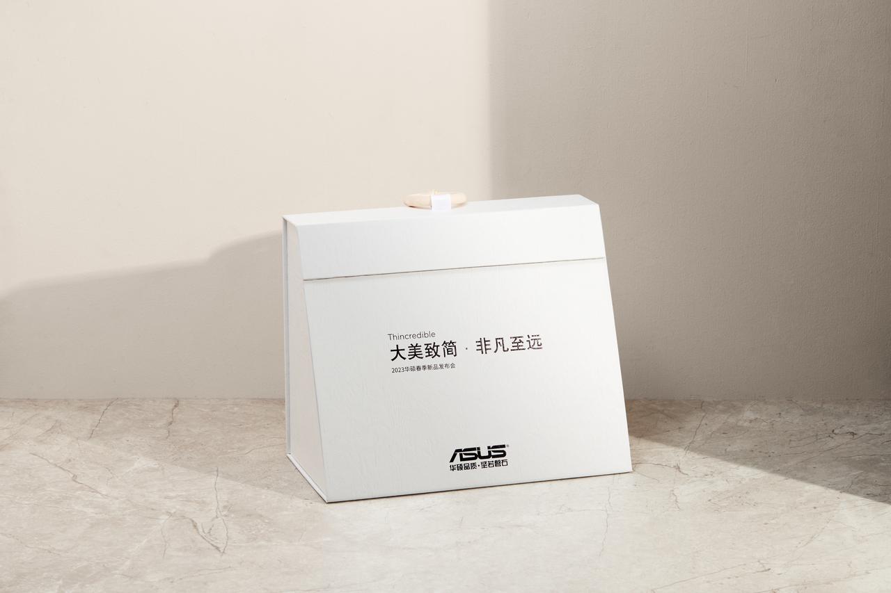 华硕这个发布会邀请函礼盒有点意思！里面有一个香薰石打造的金色假山，挺符合华硕「坚