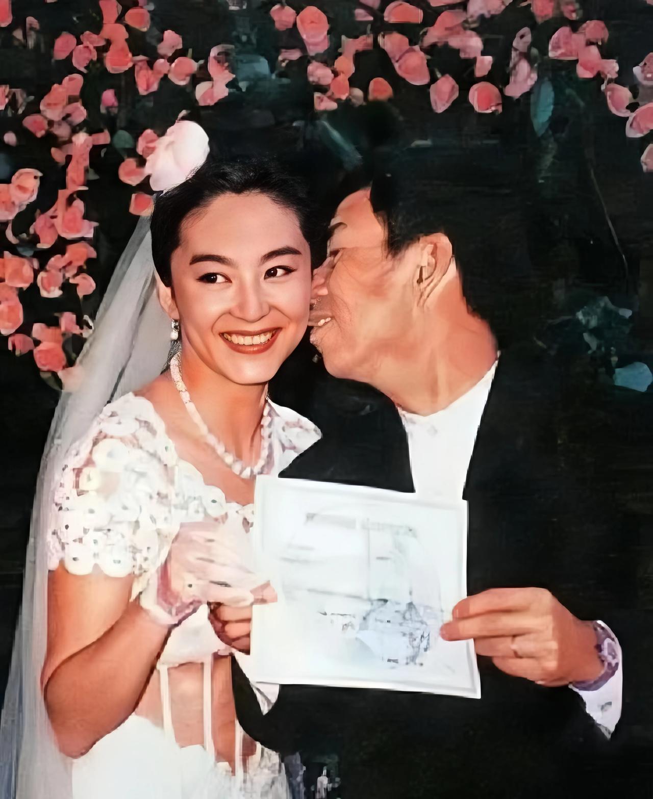 林青霞穿着婚纱照结婚时留影。好漂亮啊。