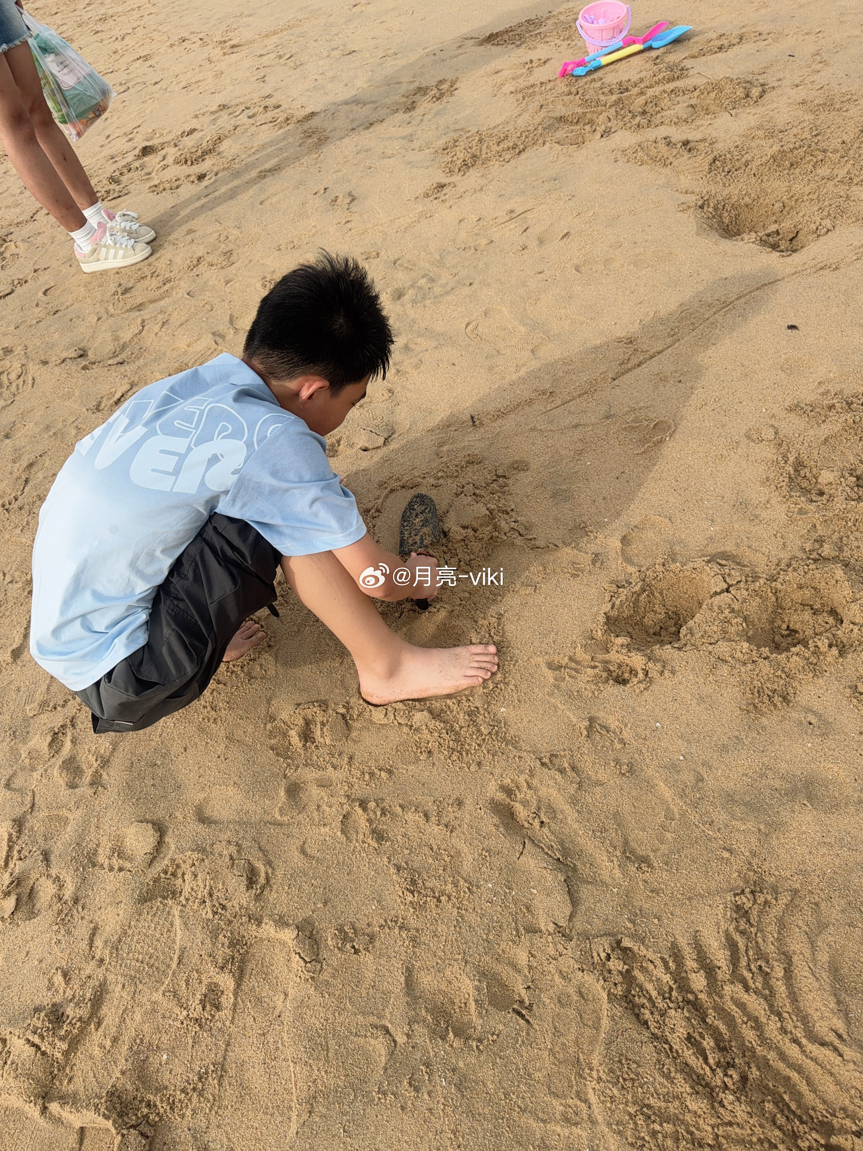 岑先生  25块的小铲子，承包一下午的快乐崽子往沙滩一蹲，任海浪风吹，埋头挖沙不