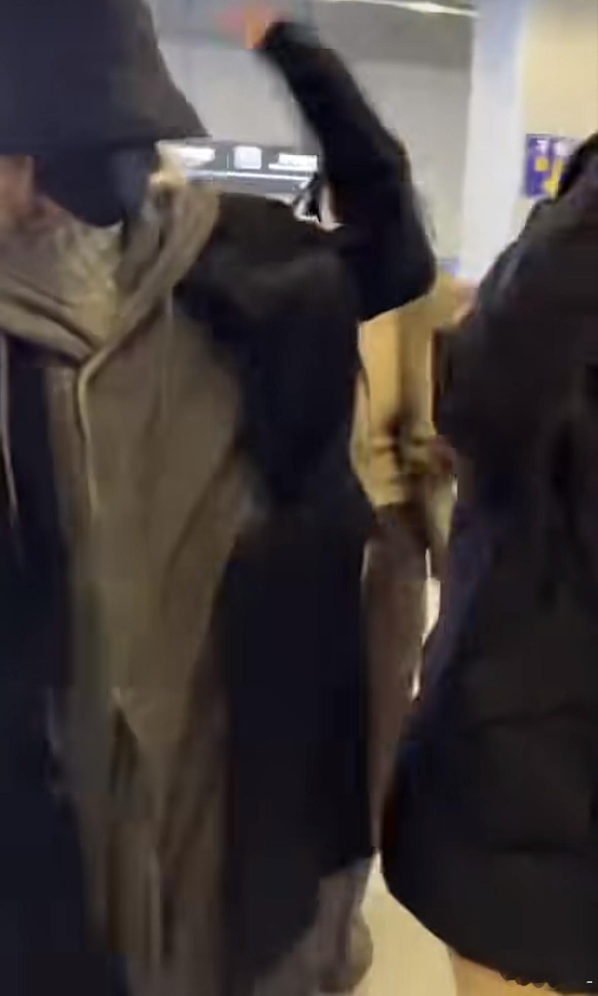 灵超机场打粉丝虽说是ss，但是公众人物在公共场所打人这不太合适吧，哎，这事很难评