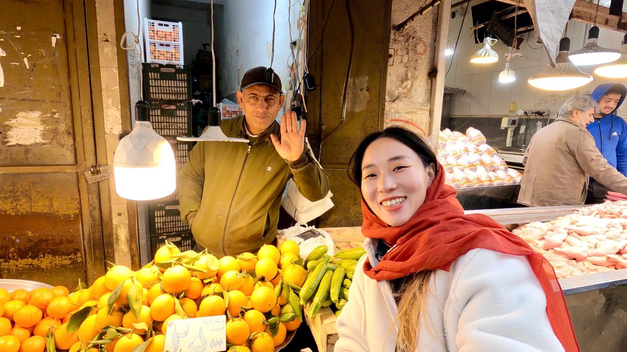 伊朗人太热情，中国人在伊朗逛巴扎，一路被免费投喂……

一个人背包环球旅行第96