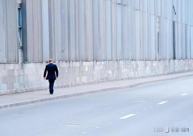 普京恋爱了！

日前，在接受记者采访时，俄罗斯总统普京坦承他恋爱了！
普京201