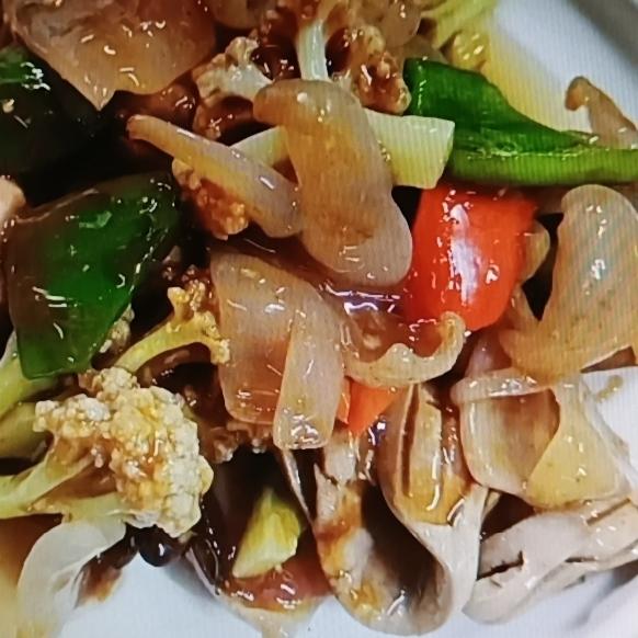 失眠多是“肝火旺”，饮食来助力，这八道菜养肝下火助睡眠。像菠菜拌平菇，平菇撕成小