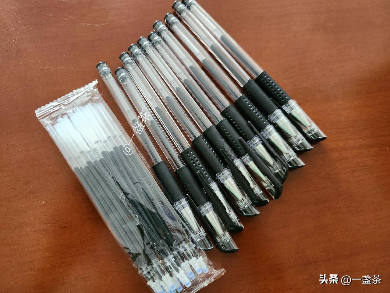 花3.37元买了10支0.5黑色中性笔+20个笔芯，感觉就是白送的，非常好用。