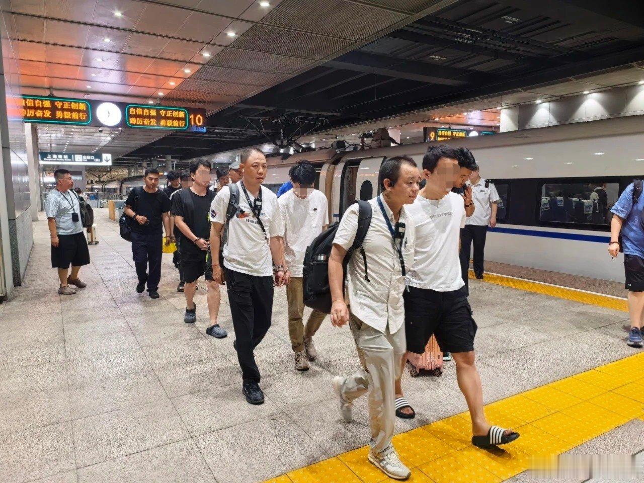 【4人用外挂抢票加价倒卖被刑拘】近日，上海公安网安部门打掉一利用非法外挂软件进行