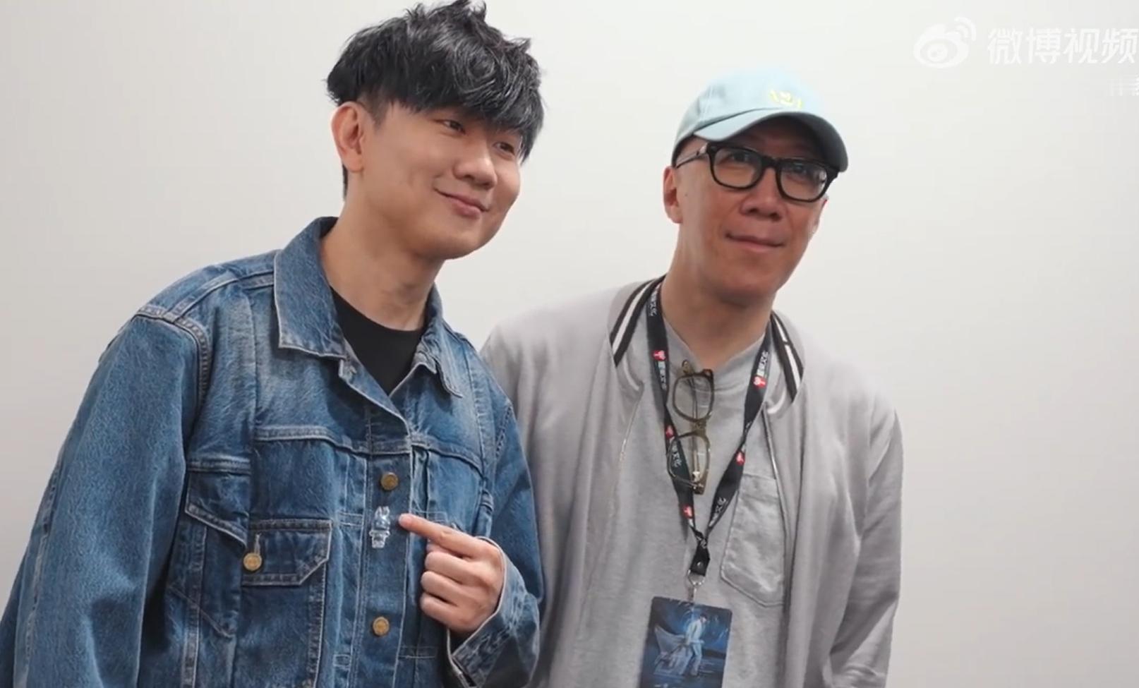 林俊杰和Labubu设计师同框Labubu设计师去看了林俊杰演唱会 OMG！La