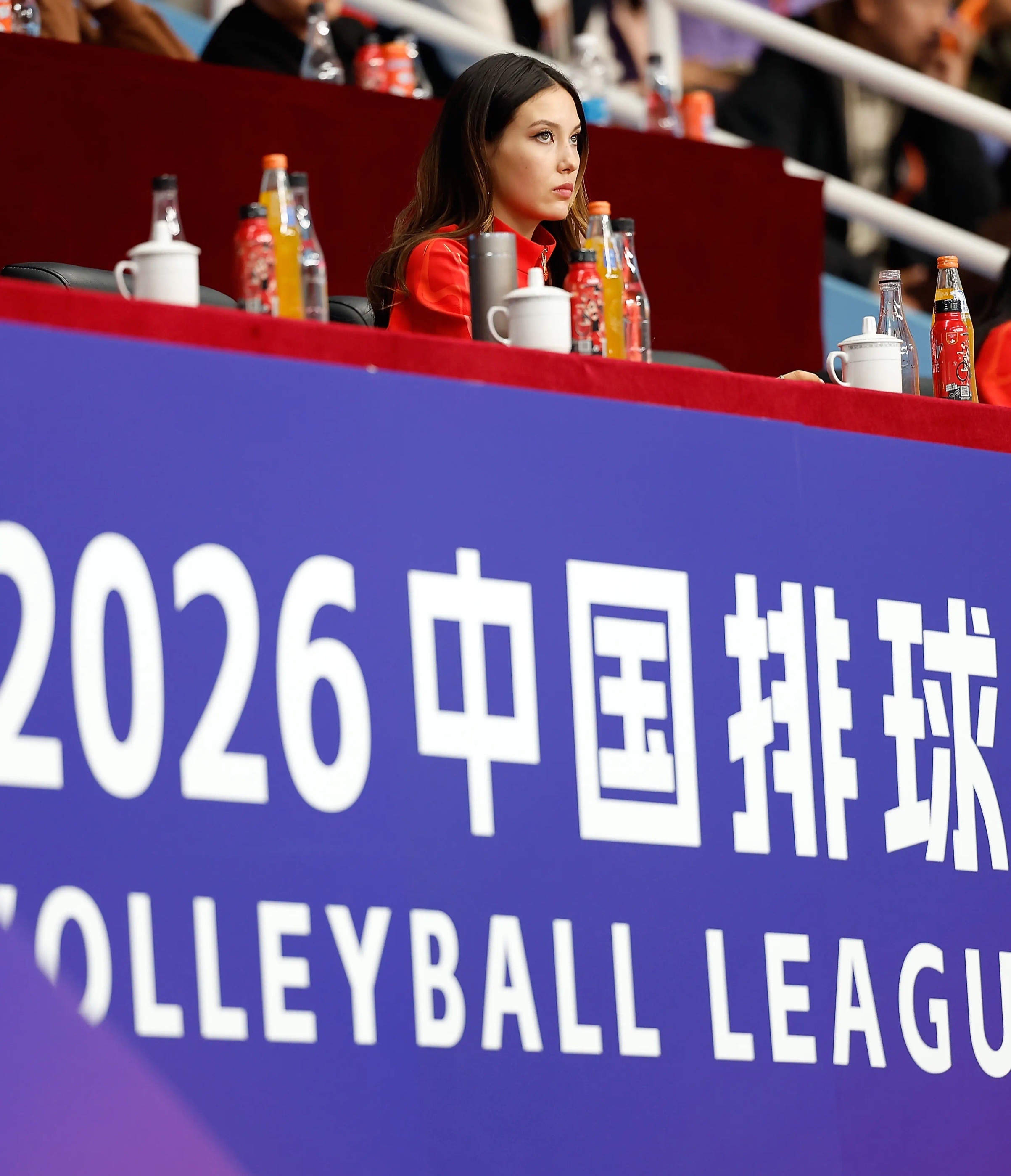 2月28日，冬奥会 冠军、中国自由式滑雪运动员谷爱凌在北京，观看女排超级联赛季后