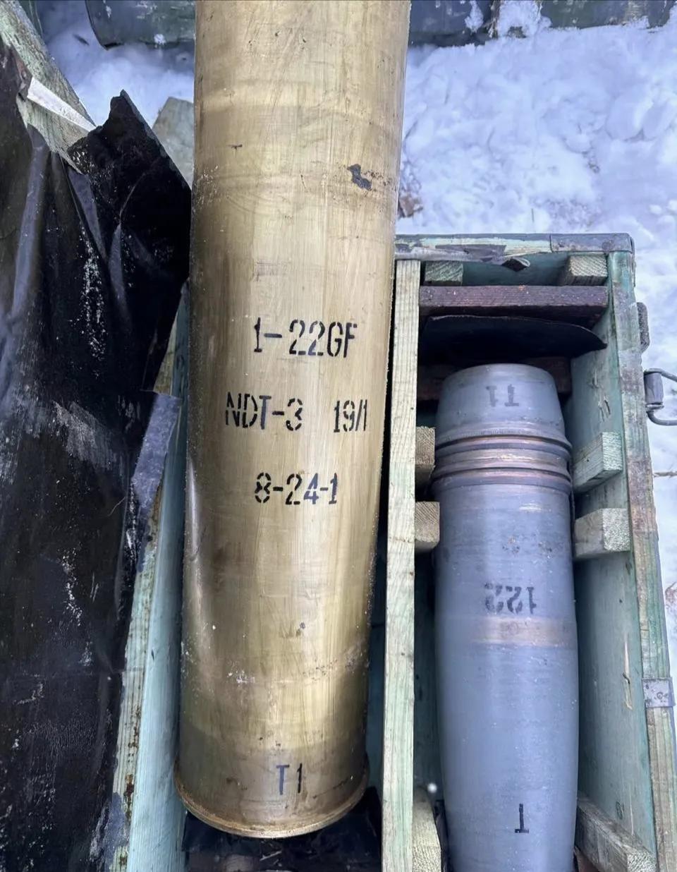 俄军炮兵使用的朝方提供的122毫米炮弹。虽然俄方的炮弹产量已经很惊人，但是战场消