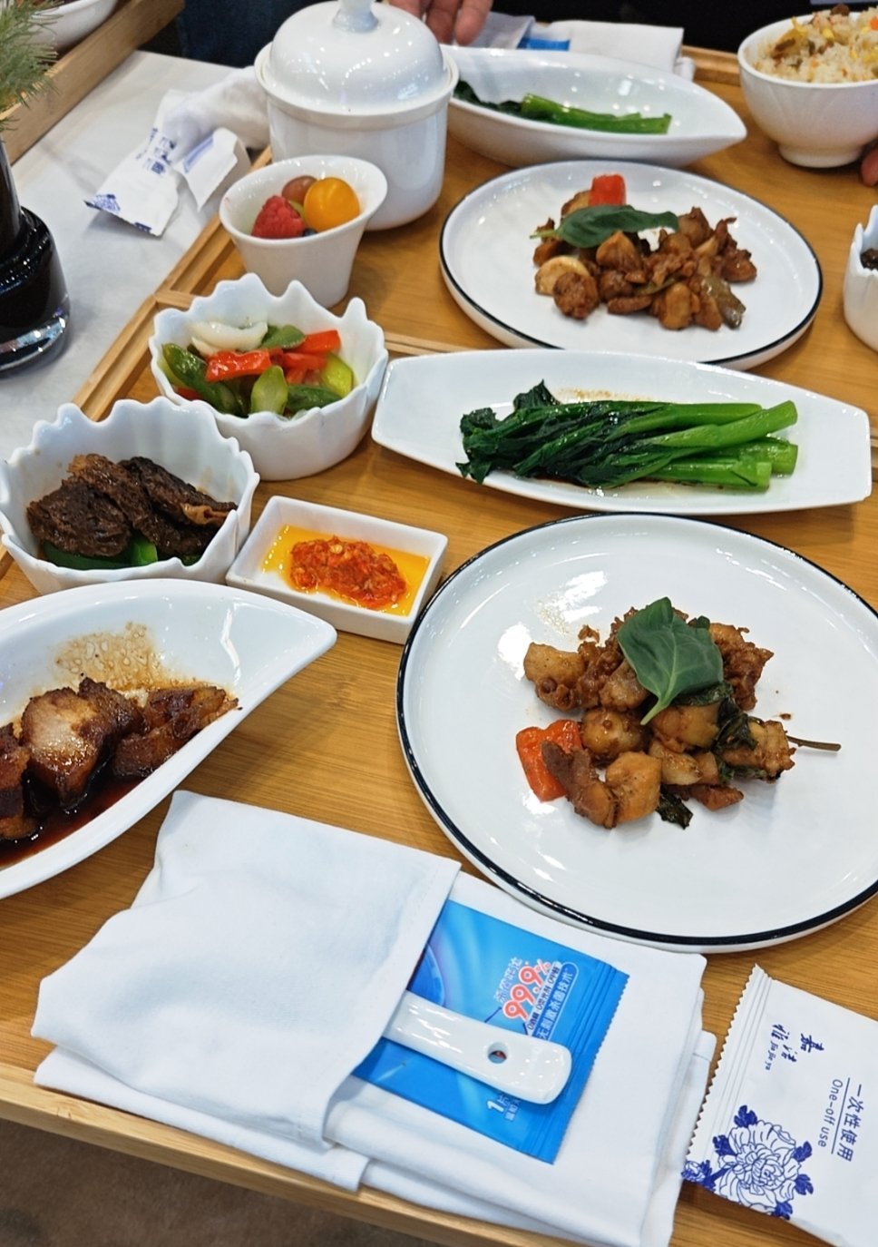 考察完了，问界的饭🍚，是全馆最好吃的… 你看霸天，都吃光了…