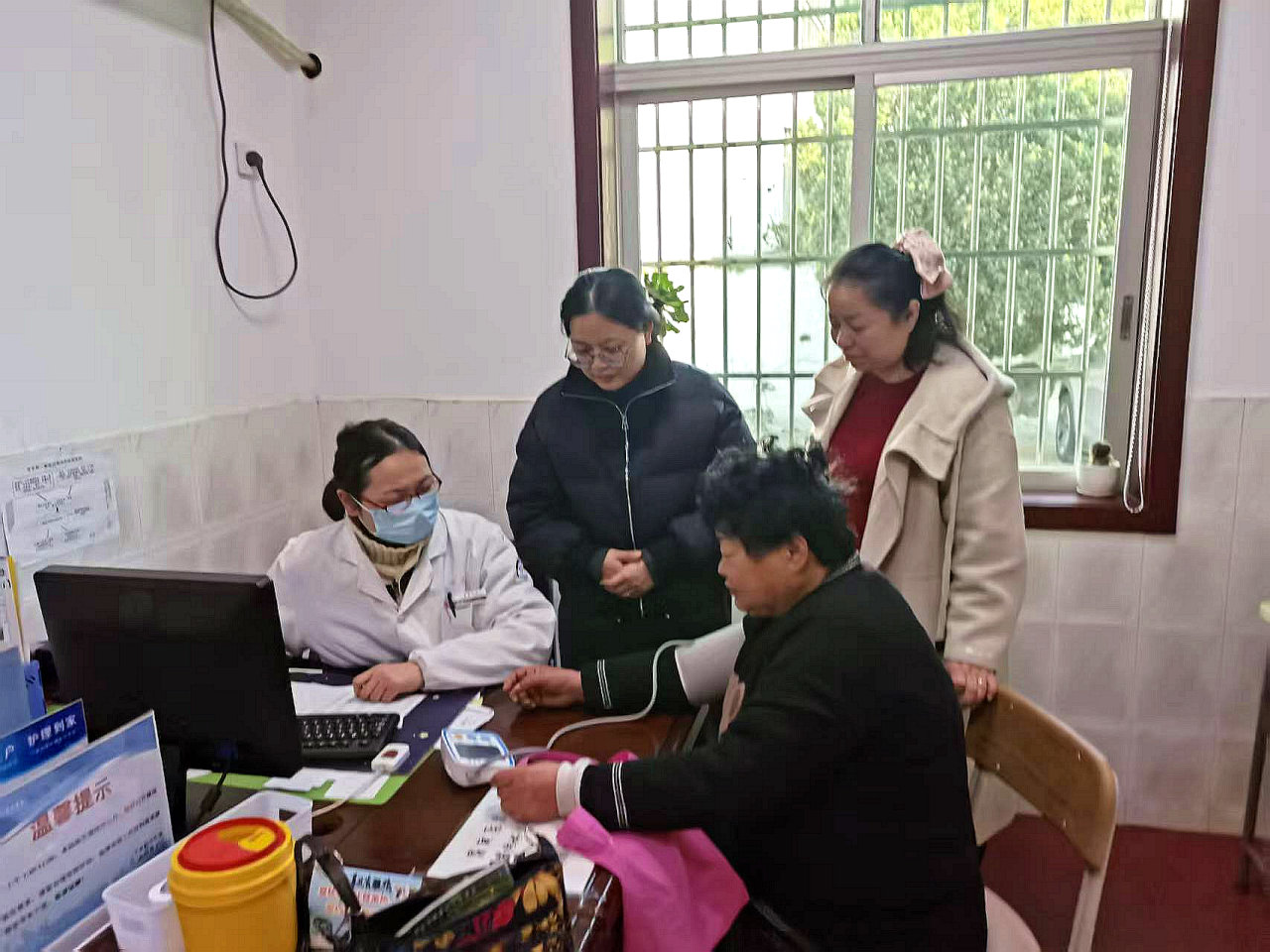 宁波江北特困老人的跨城牵挂 70岁孤寡失独老人独自租住东钱湖，江北工作人员前去探