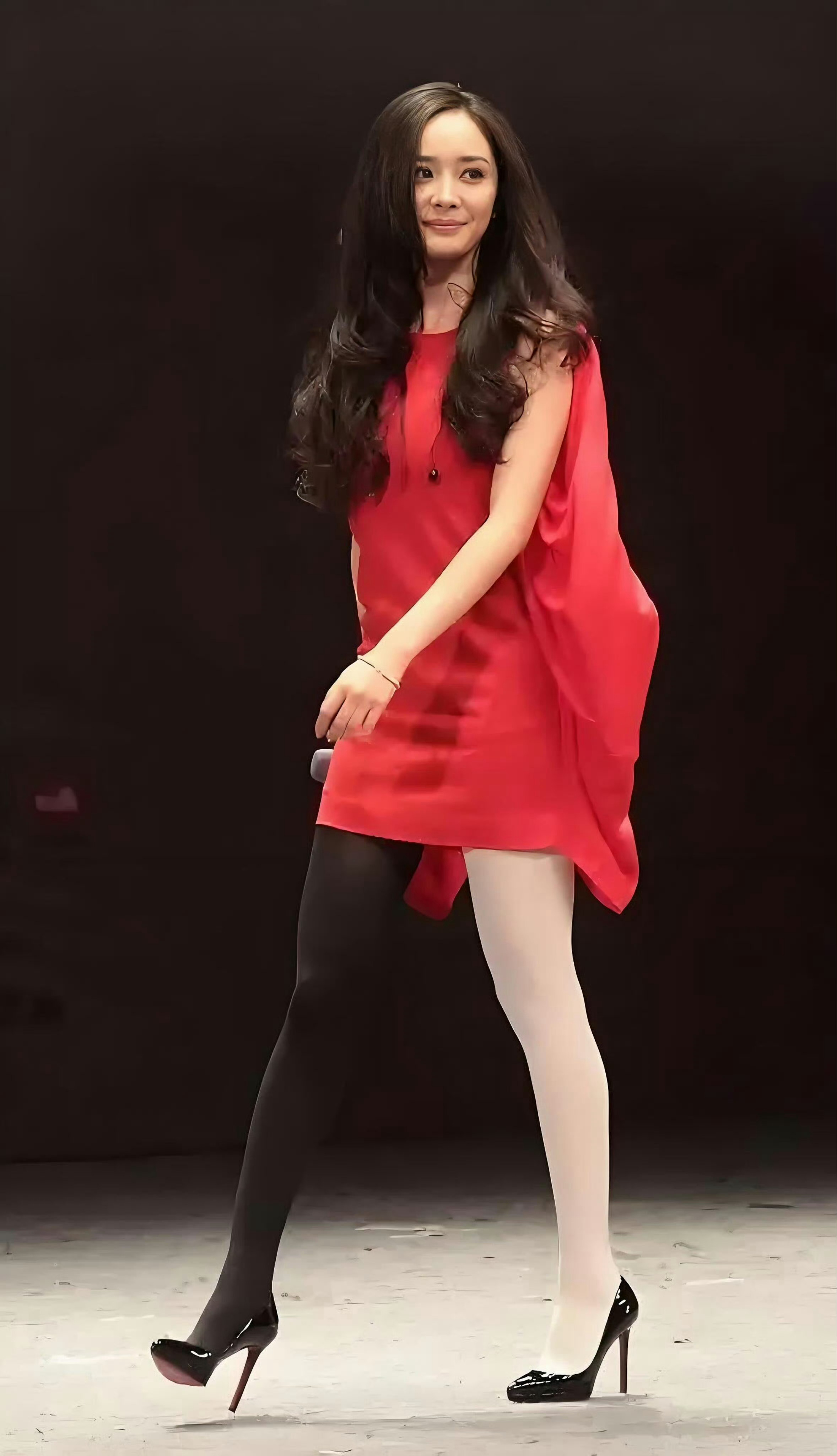 惠英红杨幂 性转康熙雍正  杨幂 幂幂黑白双丝性感大长腿跑黑色漆皮红底细高跟