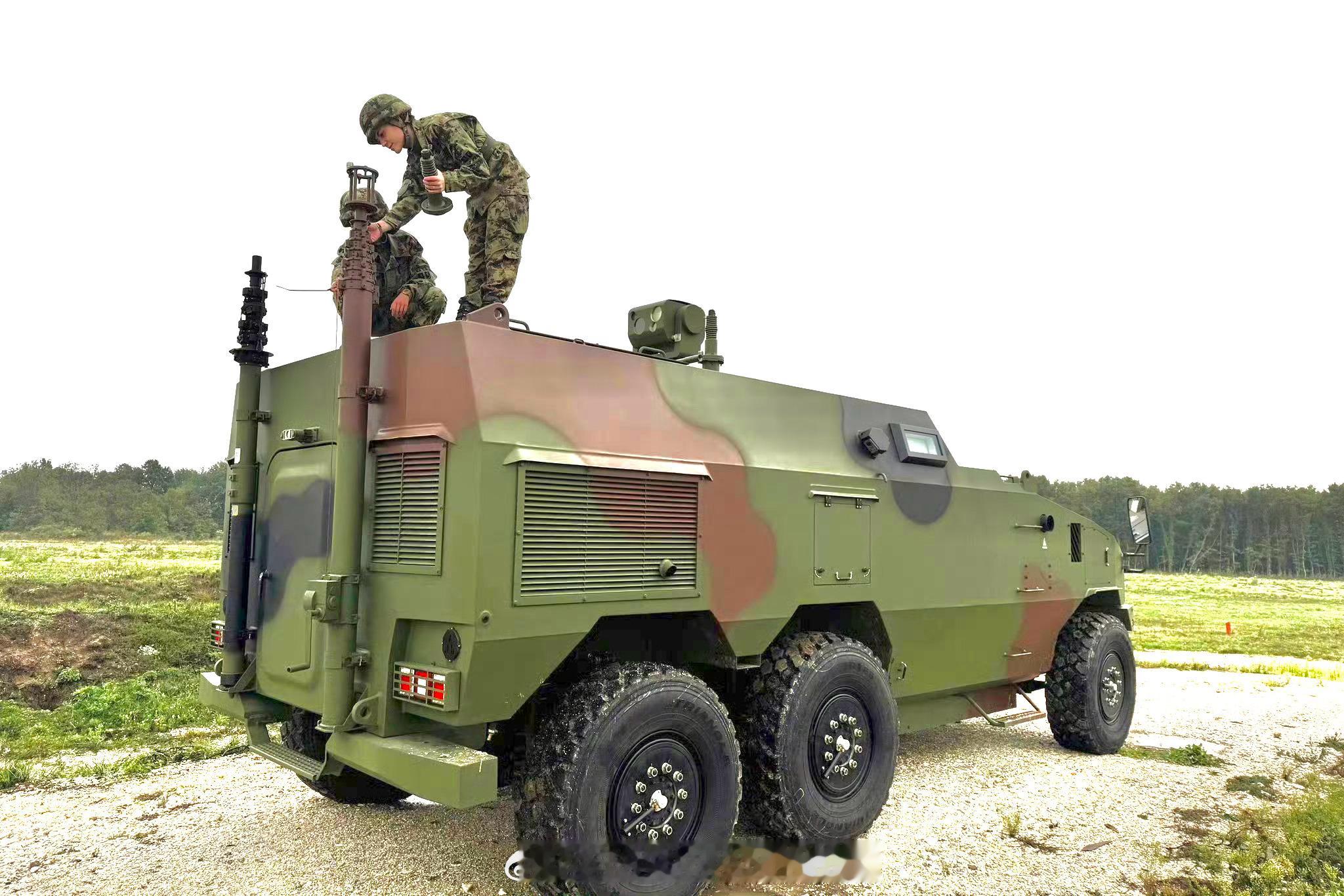 MV3装甲卡车为基础的防空指挥车，已出口塞尔维亚🇷🇸，作为HQ-17AE的配