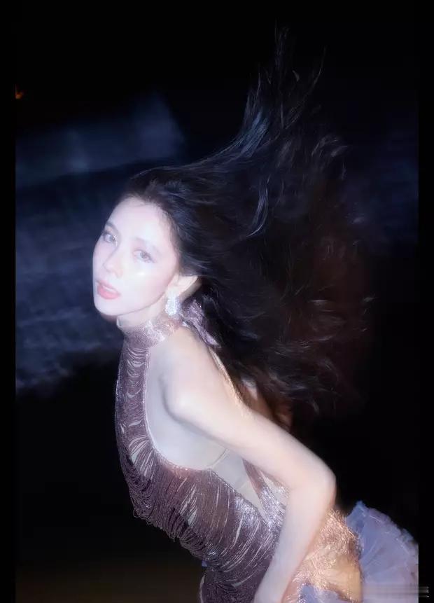 分享娱乐[超话]分享娱乐 宋妍霏穿金色鱼尾裙身姿窈窕 ，发丝飞扬氛围感十足 ​​