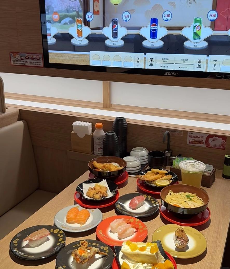 海底捞只打高端局，9.9元就可以吃日料！

海底捞通过旗下孵化的新品牌如鮨寿司，