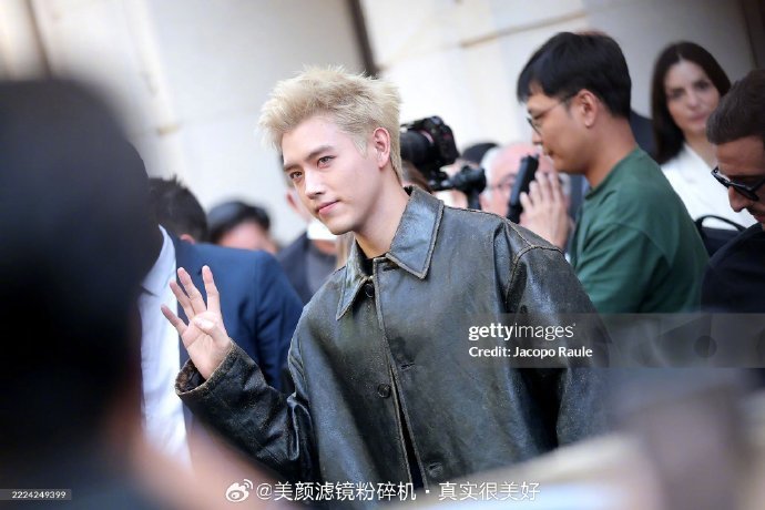 陈飞宇G社生图 时尚感拉满！陈飞宇G社生图释出，金发与做旧皮衣的碰撞又野又贵气～