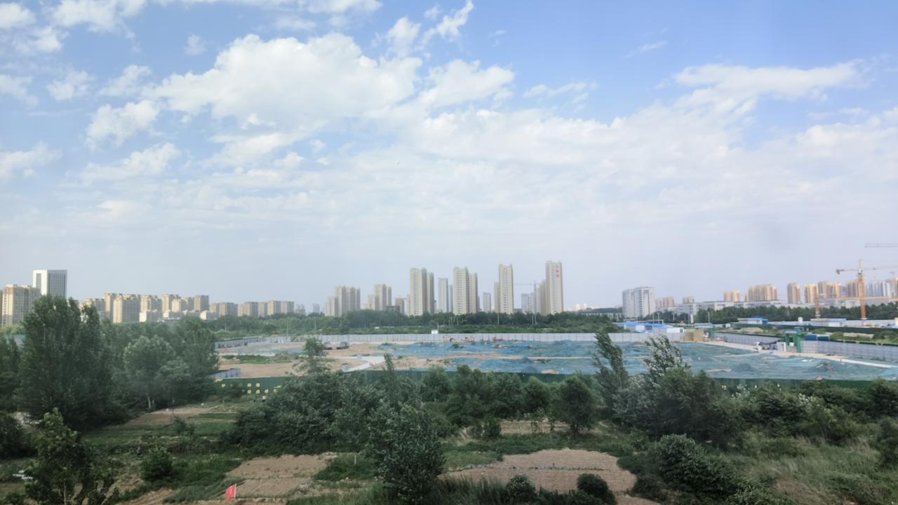 最近路过聊城旅游度假区，发现这片地方正忙着“长大”呢！你看那工地上，塔吊挥着长臂