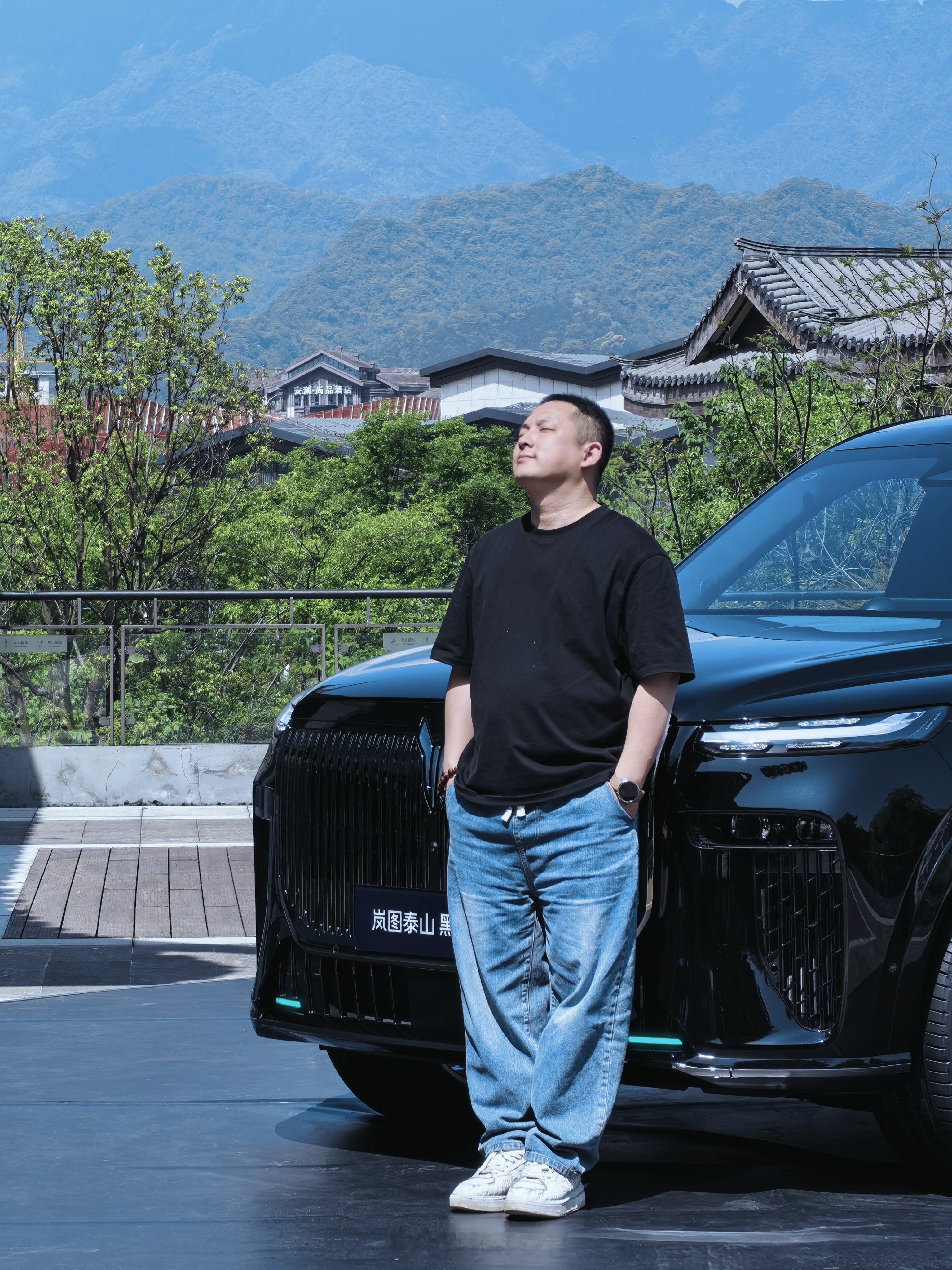 这组照片行吗宝子们？我和岚图泰山黑武士车帅还是人帅？岚图泰山