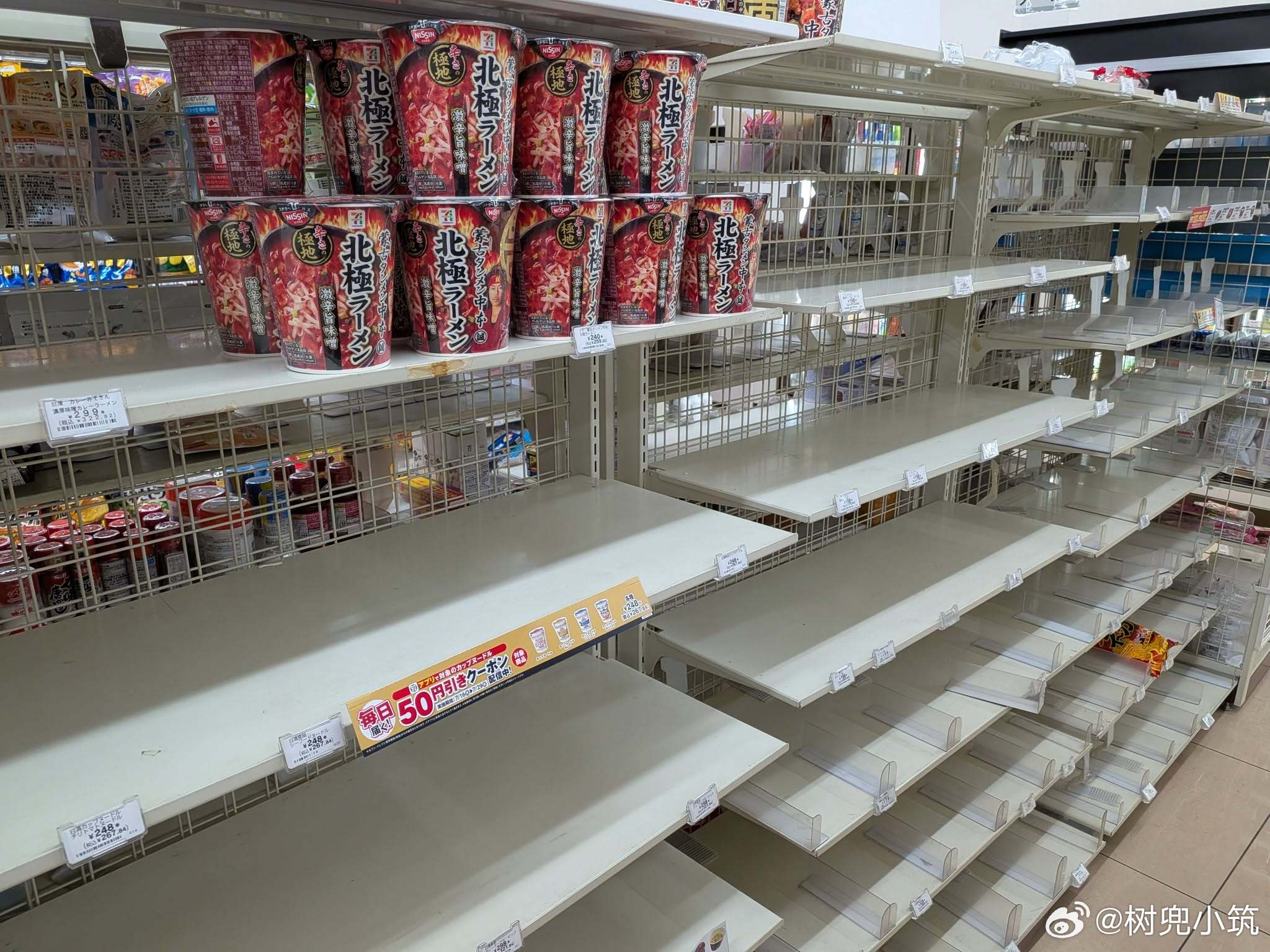 【 日本的双响泡现象 】地震发生后的熊本市内便利店。 