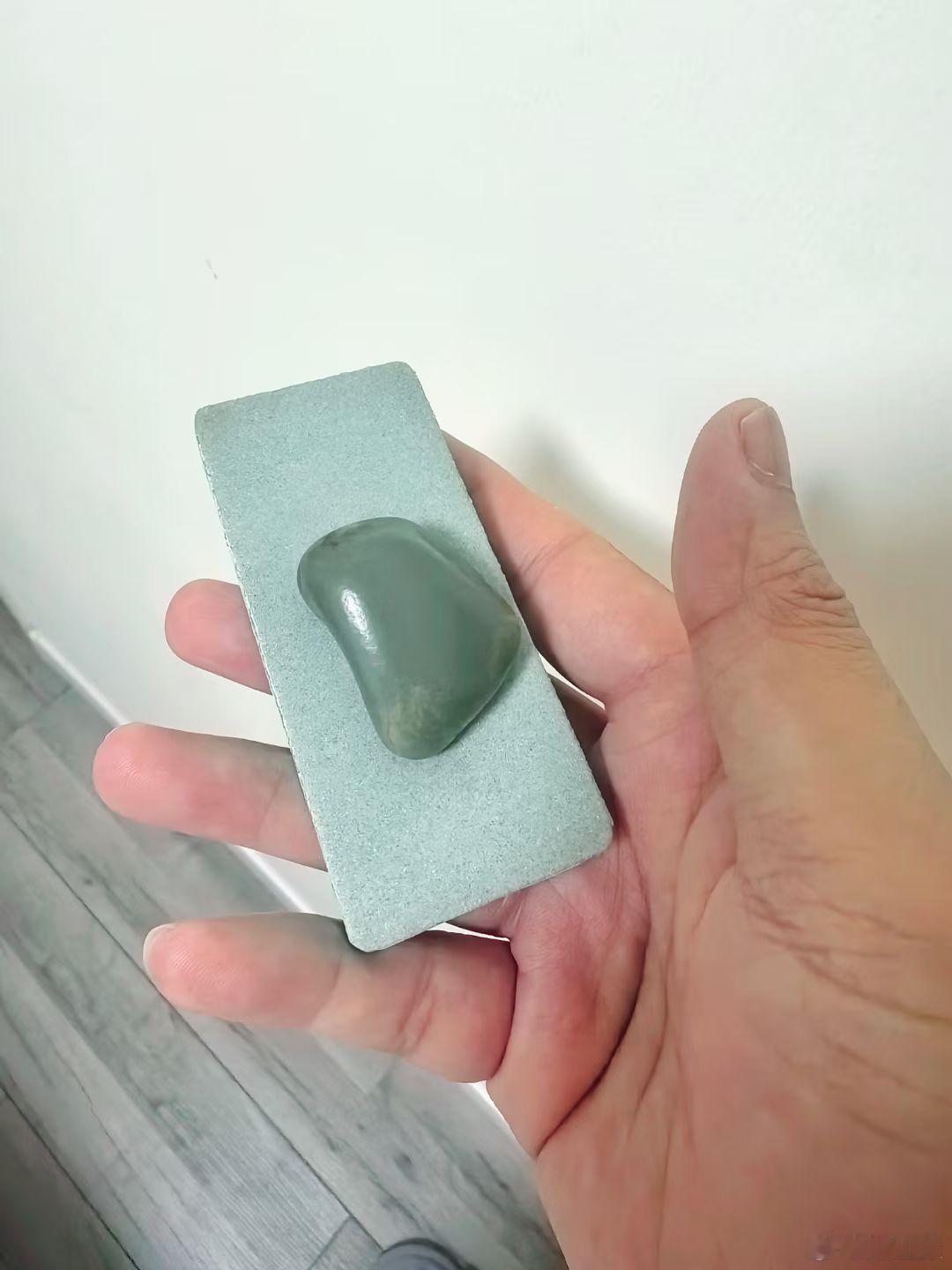 再帮老大打磨打磨她的玉石，感觉用不了多久我就得买套车珠子装备[挖鼻] ​​​