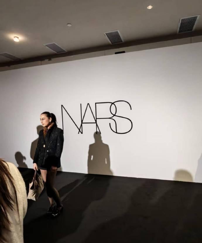 今天来参加啦～刚进场地就被这阵热闹劲感染，到处都是聊嗨的朋友。这次纳仕的场地真是