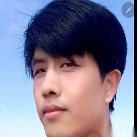 “下午去二楼，一个人，炒一吨西红柿鸡蛋。”
破旧的食品厂办公室里，面试官盯着眼前