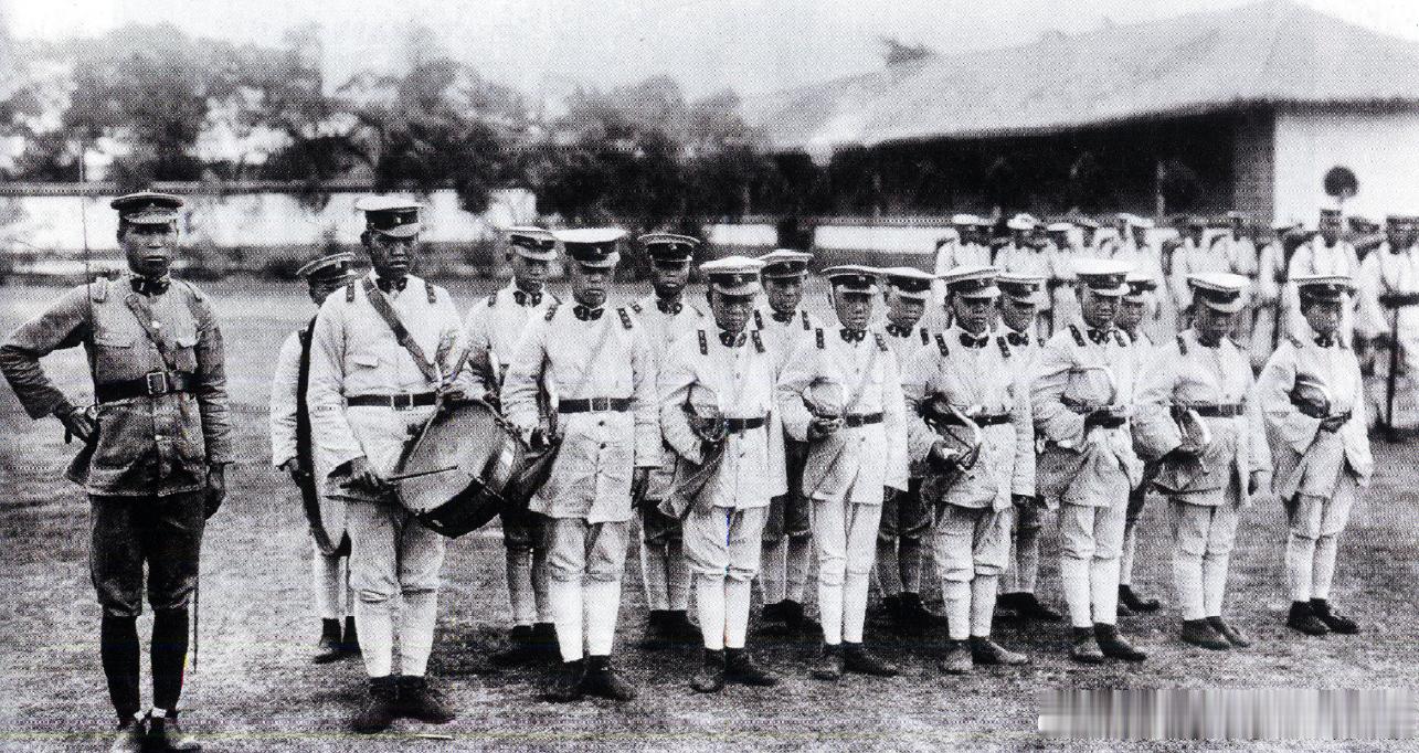 10年代末接受检阅的云南靖国军部队。1918年护法战争开始唐继尧出任广州军政府元